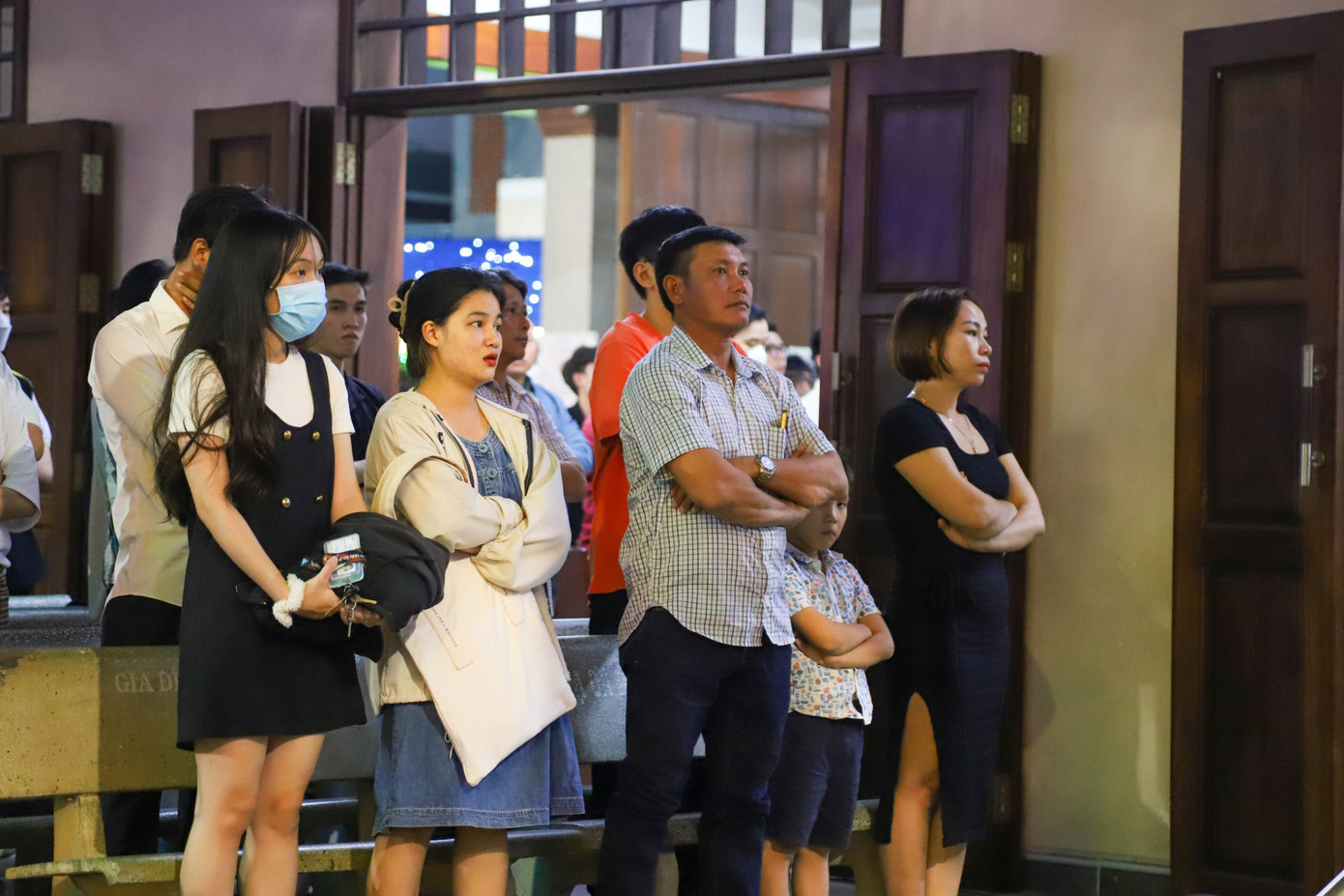 Bên ngoài nhà thờ, rất đông người dân đến cầu nguyện, vui chơi tận hưởng không khí Noel.