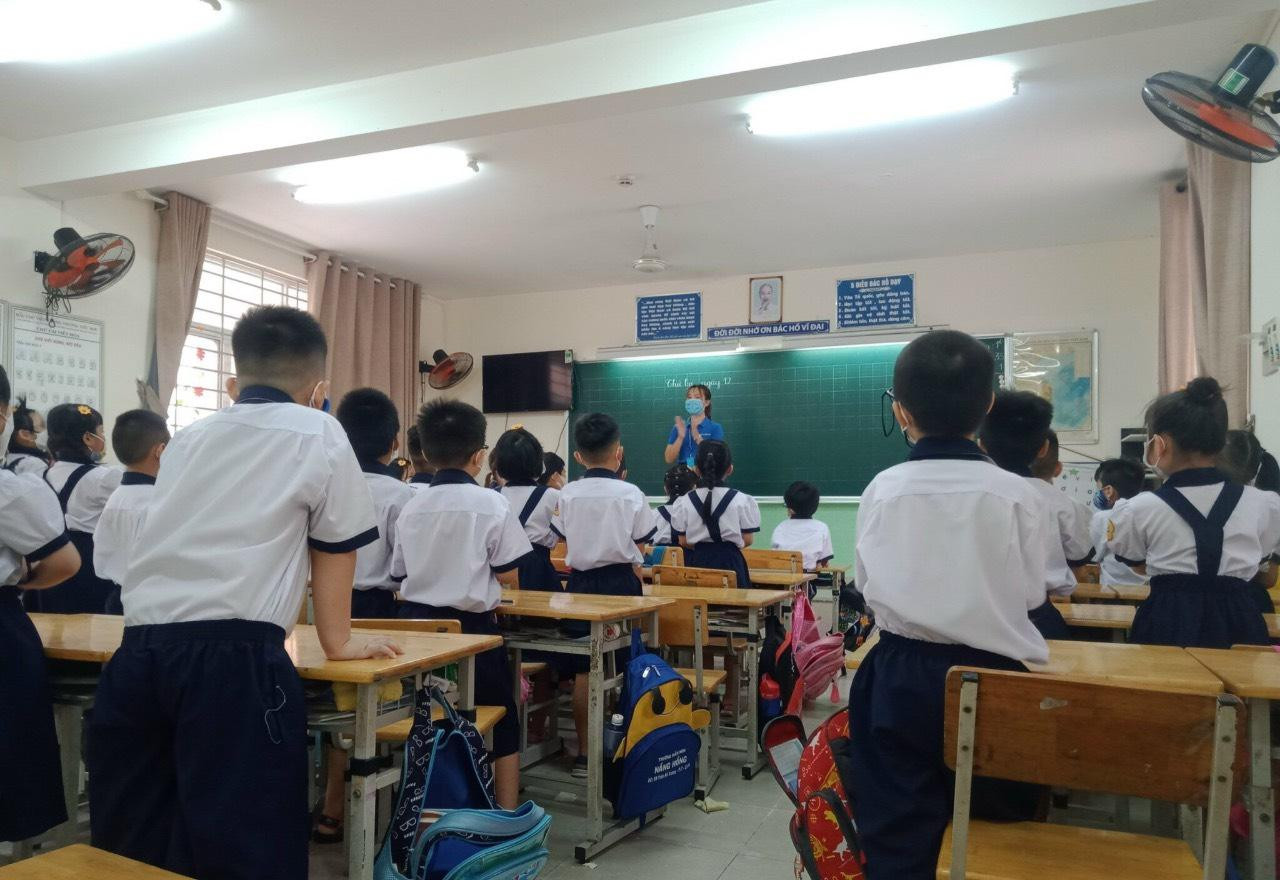 Ngọc Thùy trong một tiết dạy kỹ năng cho học sinh.