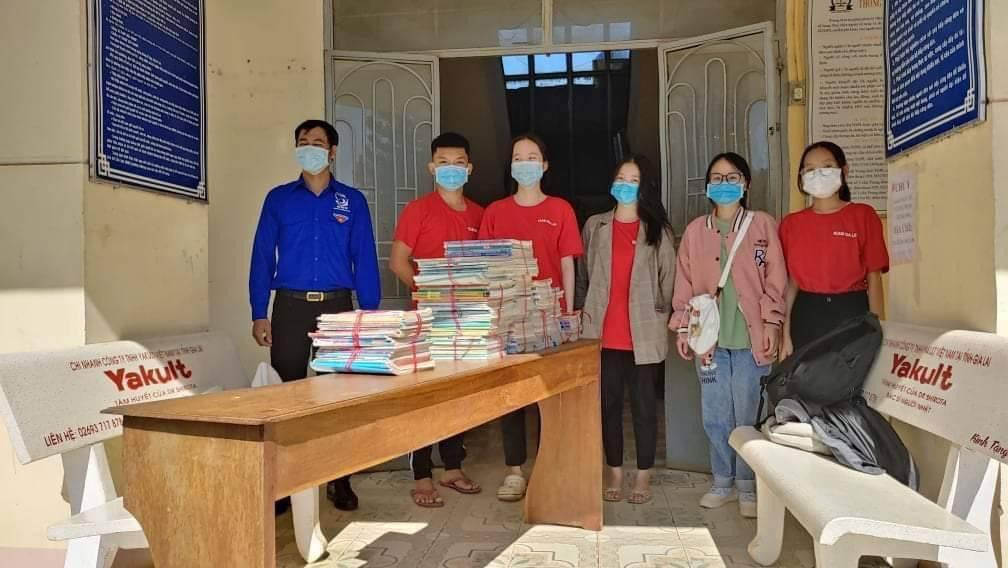 "Trạm đọc miễn phí" mở chiến dịch quyên góp sách giáo khoa tặng cho các em nhở ở những vùng khó khăn. "Trạm đọc miễn phí" mở chiến dịch quyên góp sách giáo khoa tặng cho các em nhở ở những vùng khó khăn.