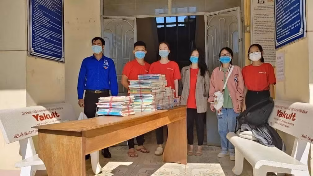 "Trạm đọc miễn phí" mở chiến dịch quyên góp sách giáo khoa tặng cho các em nhở ở những vùng khó khăn.