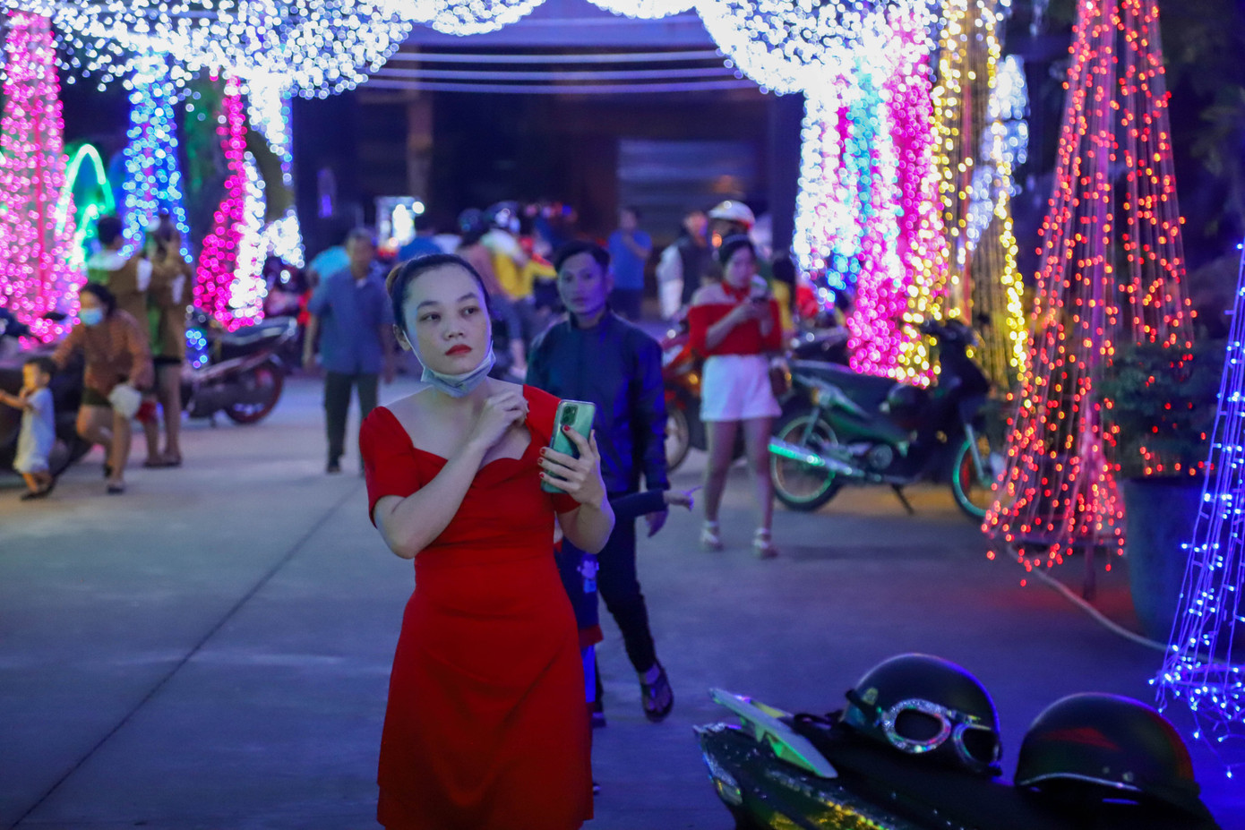 Khung cảnh trang trí lộng lẫy trước cổng nhà thờ Đông Hòa (TP. Dĩ An, tỉnh Bình Dương) thu hút đông đảo bạn trẻ tới đây tham quan và chụp ảnh.