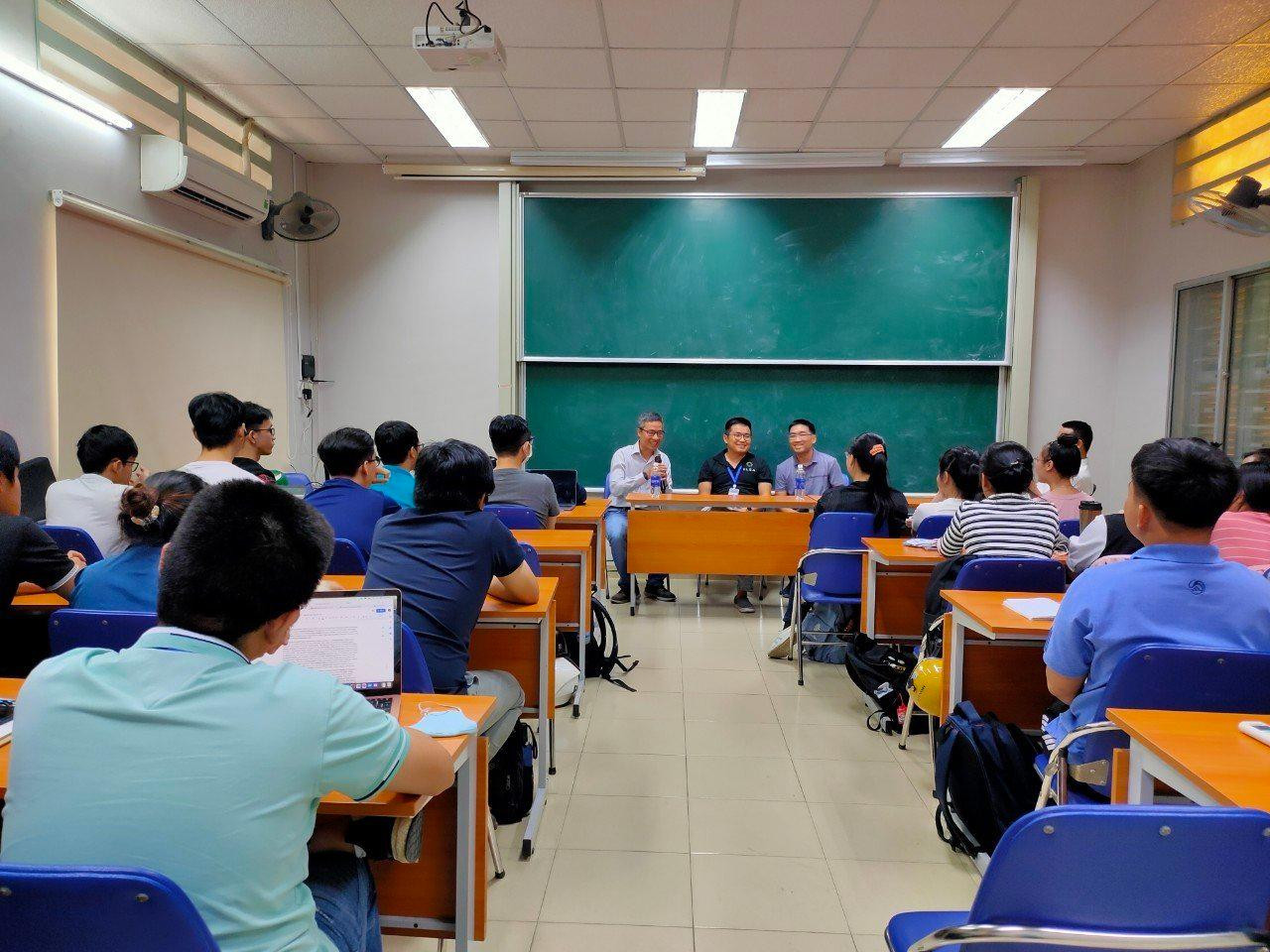 GS Phan Thành Nam (cầm míc) nói chuyện với các sinh viên, học viên, giảng viên trường ĐH KHTN (ĐHQG TP. HCM).