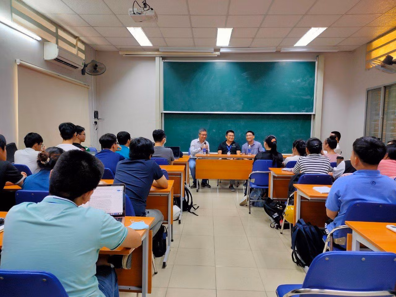 GS Phan Thành Nam (cầm míc) nói chuyện với các sinh viên, học viên, giảng viên trường ĐH KHTN (ĐHQG TP. HCM).