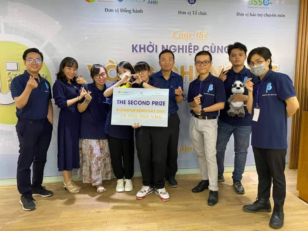 Nhóm dự án nhận giải Nhì chung cuộc trong cuộc thi khởi nghiệp 'IU Startup Demo Day 2022'. Nhóm dự án nhận giải Nhì chung cuộc trong cuộc thi khởi nghiệp 'IU Startup Demo Day 2022'.