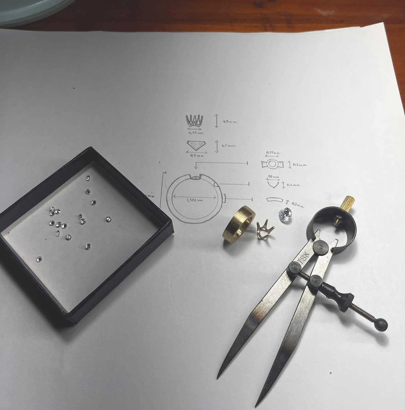 Đạt lên ý tưởng, phác thảo thiết kế cho sản phẩm của mình.