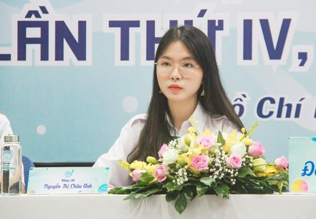 Châu Anh cũng luôn nỗ lực trong học tập. Châu Anh cũng luôn nỗ lực trong học tập.