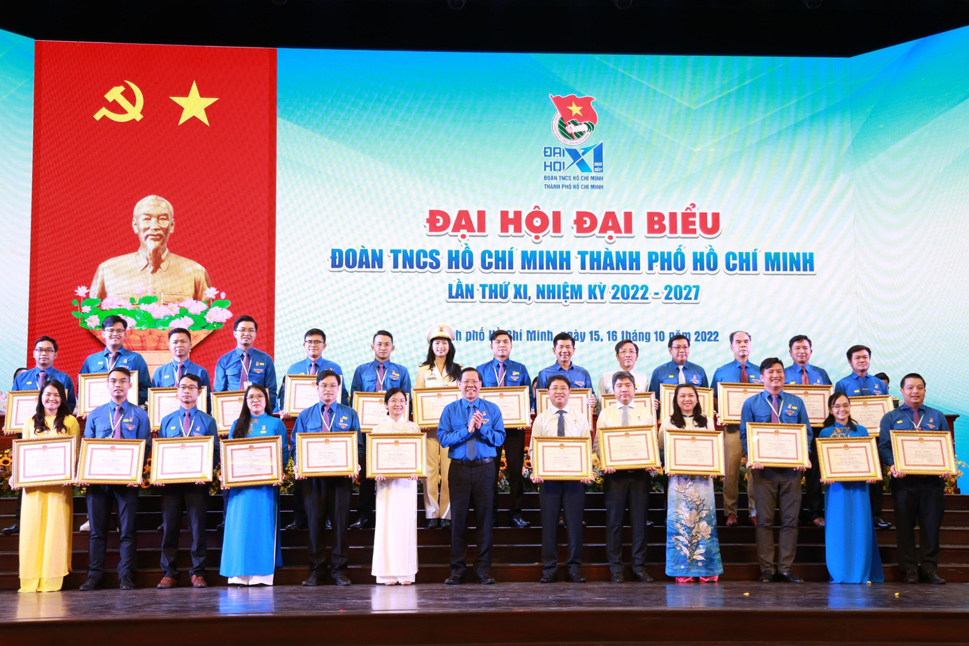 Ông Phan Văn Mãi - Ủy viên Trung ương Đảng, Chủ tịch UBND TPHCM (hàng đầu tiên, thứ 7 từ trái qua) trao Bằng khen của thành phố tặng các anh, chị Ban Chấp hành Thành Đoàn TPHCM khóa X. (Ảnh: Ngô Tùng) Ông Phan Văn Mãi - Ủy viên Trung ương Đảng, Chủ tịch UBND TPHCM (hàng đầu tiên, thứ 7 từ trái qua) trao Bằng khen của thành phố tặng các anh, chị Ban Chấp hành Thành Đoàn TPHCM khóa X. (Ảnh: Ngô Tùng)