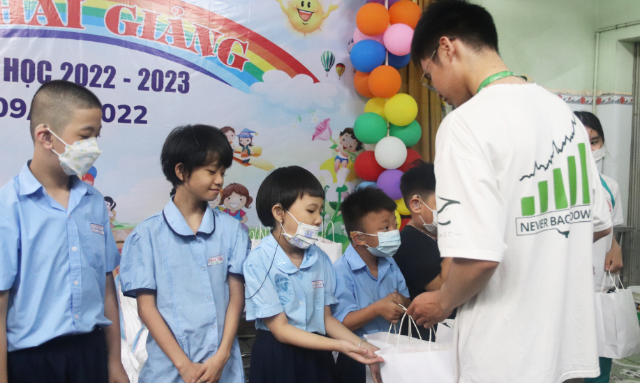 Nhiều phần quà được CLB SeSC gửi tặng các em nhỏ.