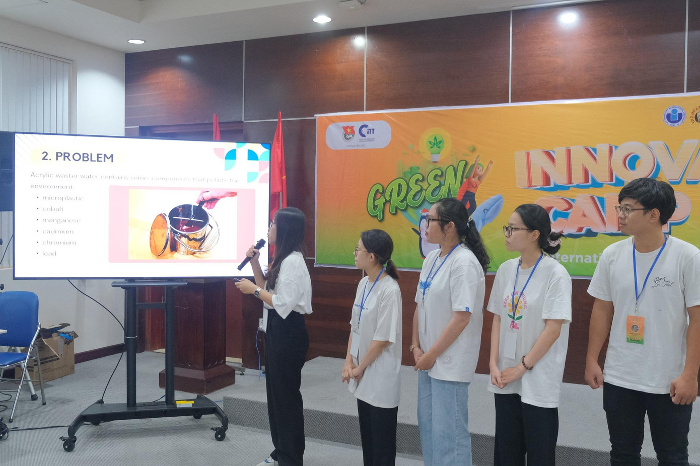 Nhóm Mini Squads thuyết trình về dự án 'Kit xử lý nước thải màu Acrylic'.