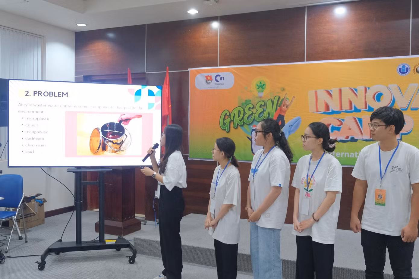 Nhóm Mini Squads thuyết trình về dự án 'Kit xử lý nước thải màu Acrylic'. Nhóm Mini Squads thuyết trình về dự án 'Kit xử lý nước thải màu Acrylic'.