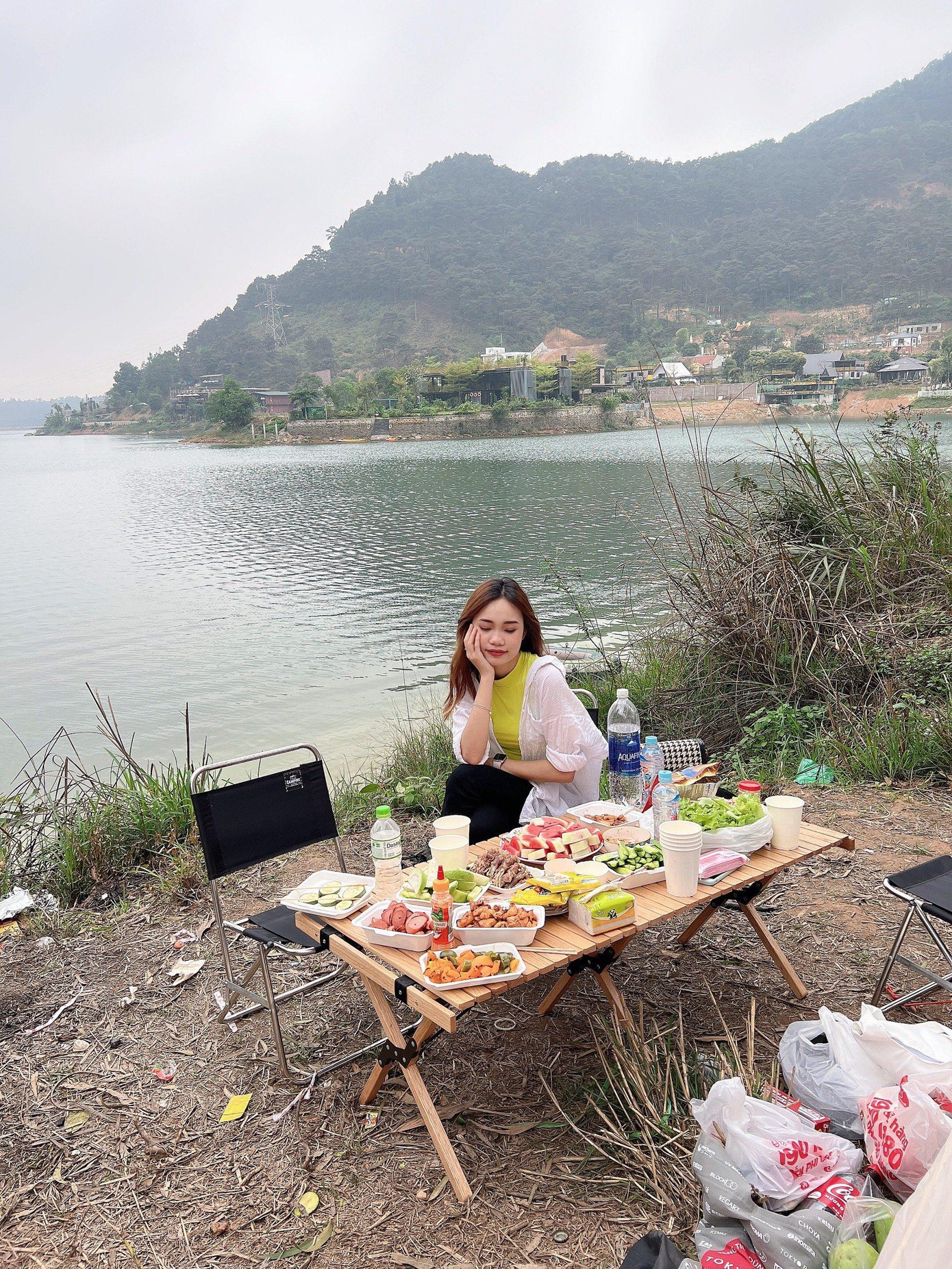 Ly chụp ảnh sống ảo cùng bàn đồ ăn bắt mắt. Ly chụp ảnh sống ảo cùng bàn đồ ăn bắt mắt.