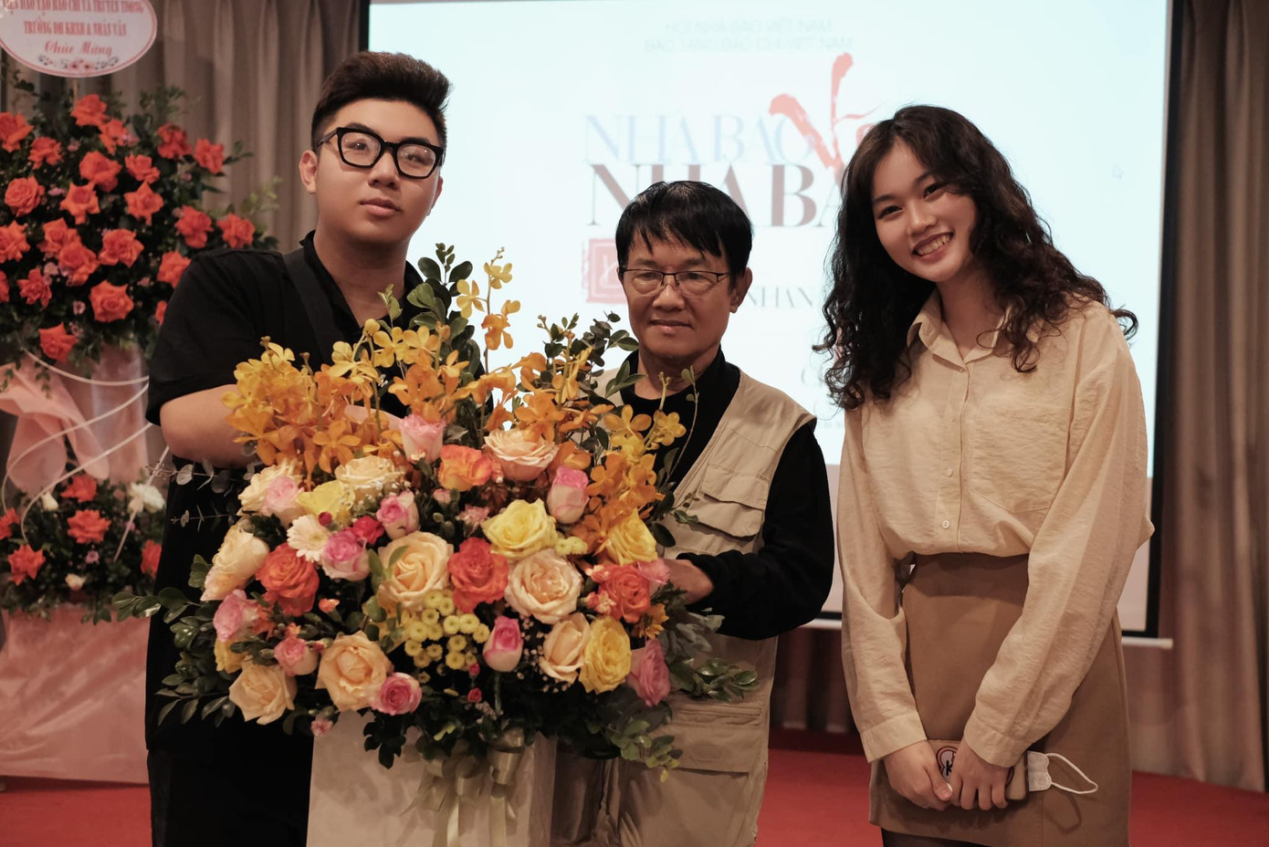 Hà Minh Đức cùng nhà báo Huỳnh Dũng Nhân tại buổi triển lãm. (Ảnh: Hoàng Liên)