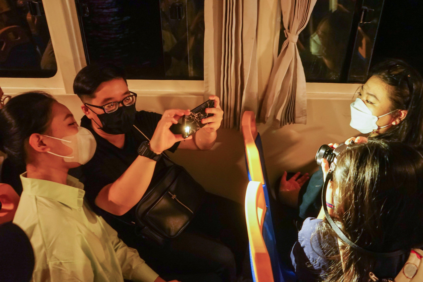 Tối cuối tuần, nhiều bạn trẻ tại TP. HCM đã có một đêm lãng mạn khi cùng hẹn nhau đi ngắm cảnh thành phố về đêm trên các tuyến buýt đường sông.