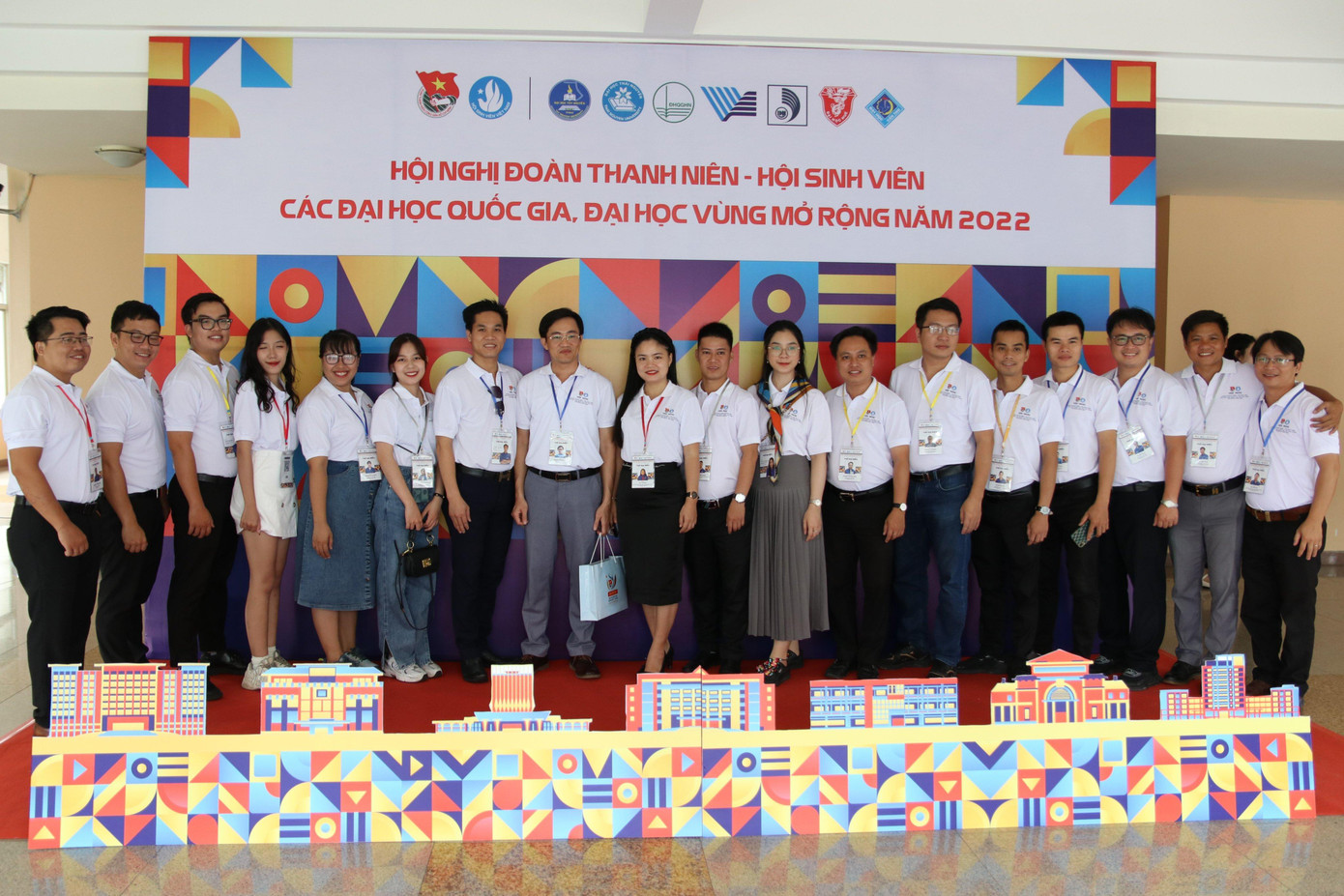 Hội nghị có sự tham dự của hơn 200 đại biểu là cán bộ Đoàn Thanh niên - Hội Sinh viên chủ chốt của 5 ĐHQG, đại học vùng. Hội nghị có sự tham dự của hơn 200 đại biểu là cán bộ Đoàn Thanh niên - Hội Sinh viên chủ chốt của 5 ĐHQG, đại học vùng.