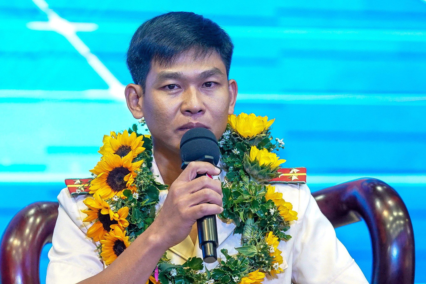 Đại úy Lê Hải Đăng – Phó Trưởng Công an xã Mỹ Hạnh Tây, huyện Đức Huệ chia sẻ tại Lễ tuyên dương. (Ảnh: Phạm Nguyễn)