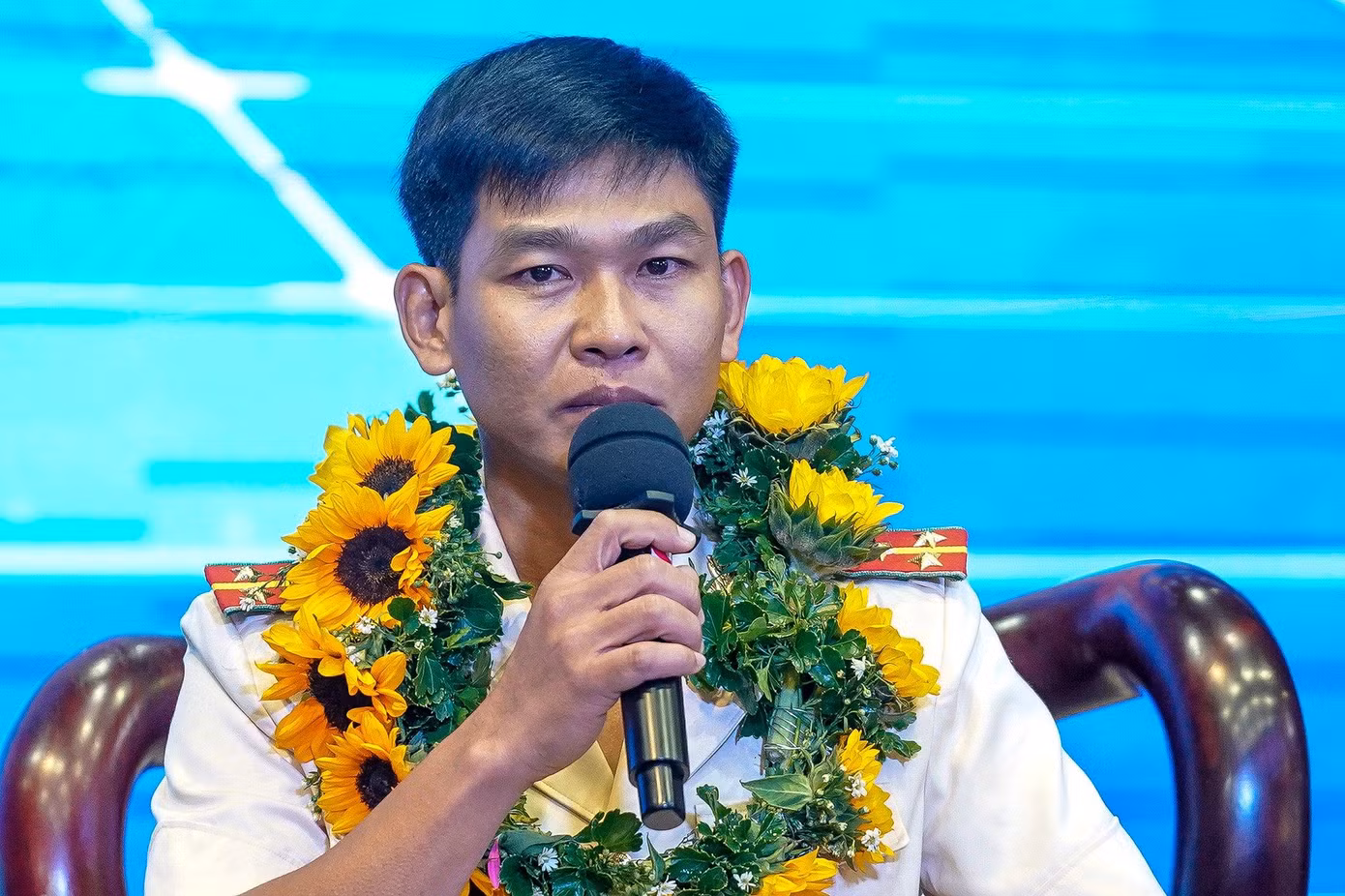 Đại úy Lê Hải Đăng – Phó Trưởng Công an xã Mỹ Hạnh Tây, huyện Đức Huệ chia sẻ tại Lễ tuyên dương. (Ảnh: Phạm Nguyễn)