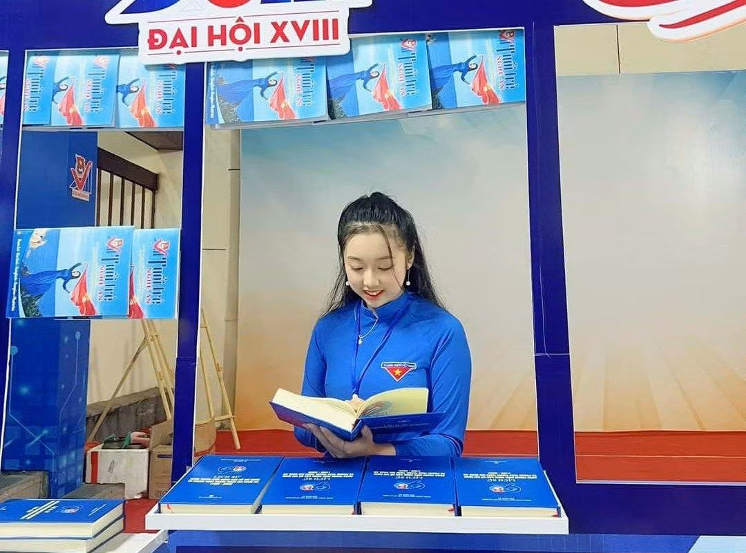 Trần Ngọc Vân Trang trong màu xanh áo dài Đoàn. (Ảnh: NVCC) Trần Ngọc Vân Trang trong màu xanh áo dài Đoàn. (Ảnh: NVCC)
