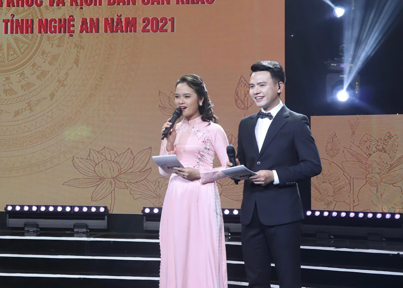 Trần Đô dẫn cùng đồng nghiệp dẫn trong một chương trình phát trực tiếp. Trần Đô dẫn cùng đồng nghiệp dẫn trong một chương trình phát trực tiếp.