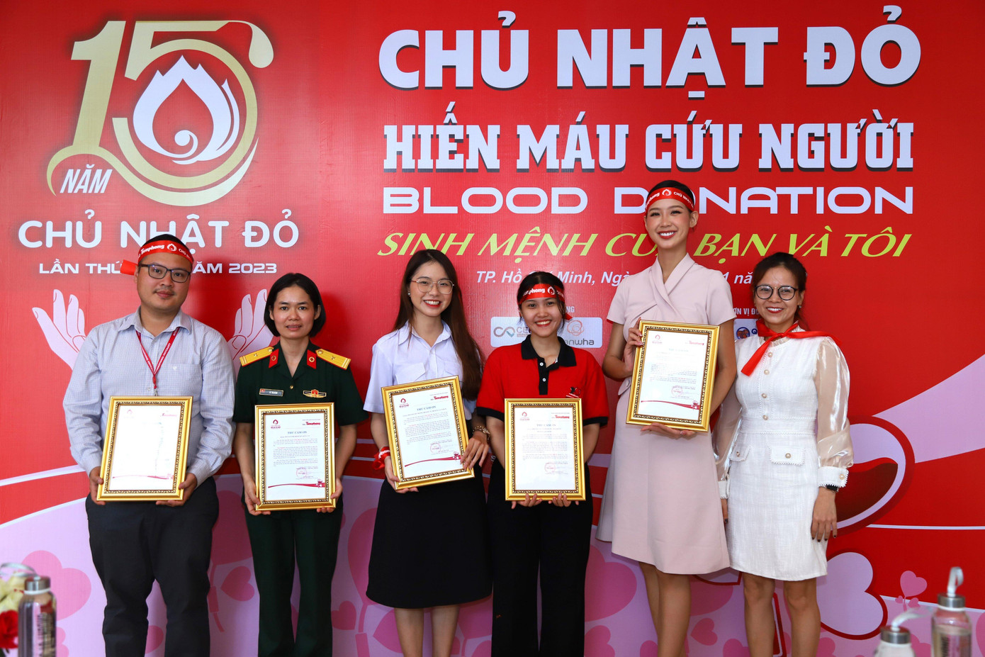 Chị Đặng Thụy Đông Nghi - Phó Trưởng phòng Kinh doanh báo Tiền Phong trao thư cảm ơn đến các đơn vị đồng hành.