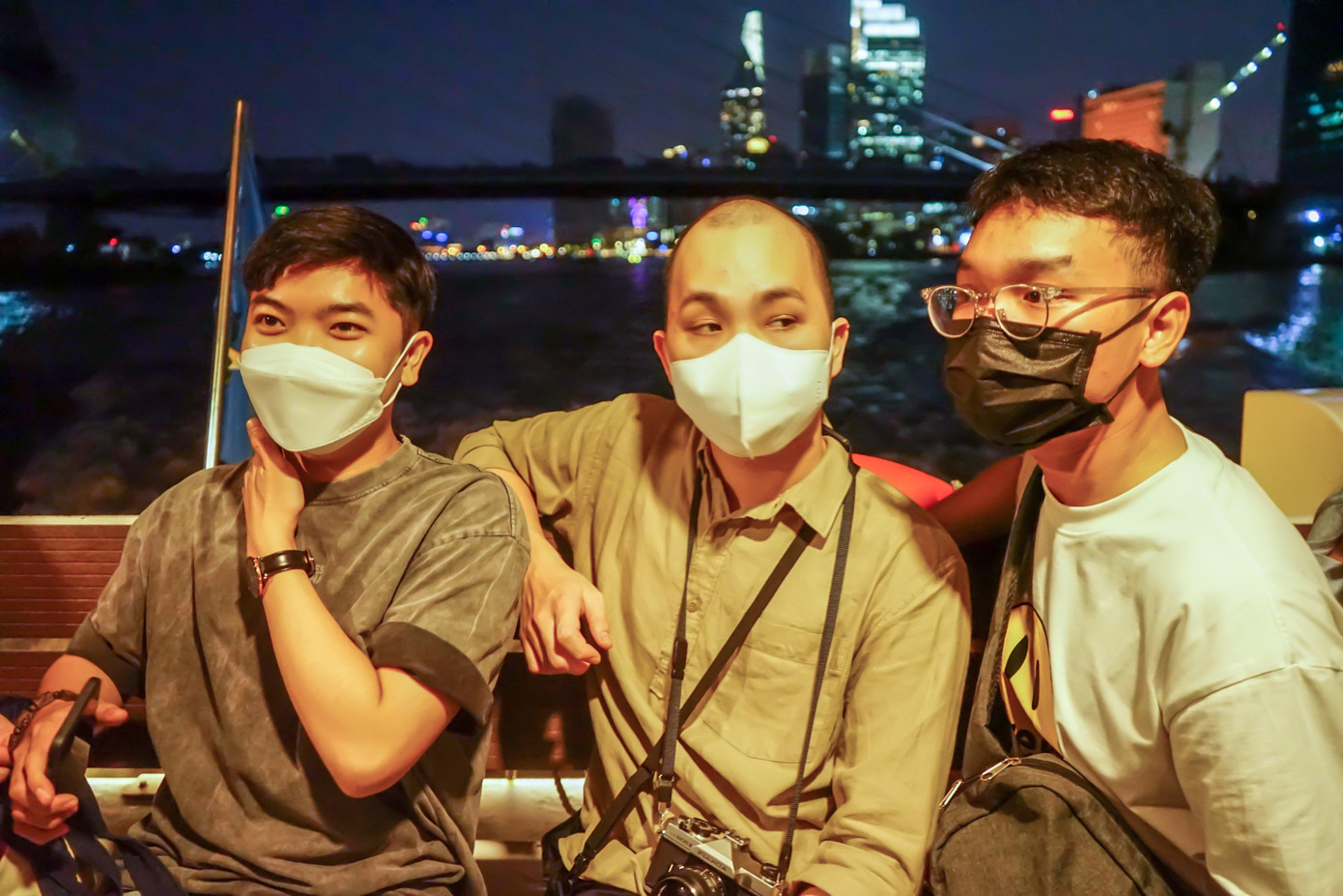 Theo quan sát của phóng viên, qua nhiều ngày trải nghiệm buýt đường sông, đa phần các khung giờ buýt sông chạy từ chiều tối thu hút nhiều sự quan tâm của giới trẻ nhất. Đặc biệt là các ngày cuối tuần hoặc các dịp nghỉ lễ, số lượng các bạn trẻ lựa chọn phương tiện này sẽ tăng cao hơn so với những ngày thường.