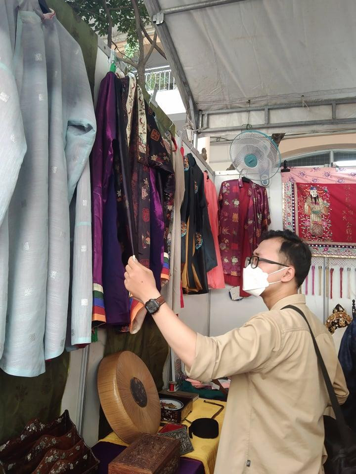 Bạn trẻ được trải nghiệm các triển lãm tư liệu, hiện vật văn hoá của cổ phục Việt.