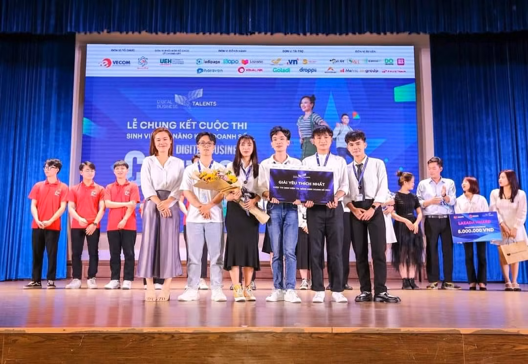 Đội UITERS (trường ĐH Công nghệ thông tin, ĐHQG TP. HCM) đã giành giải Nhất cuộc thi. Đội UITERS (trường ĐH Công nghệ thông tin, ĐHQG TP. HCM) đã giành giải Nhất cuộc thi.