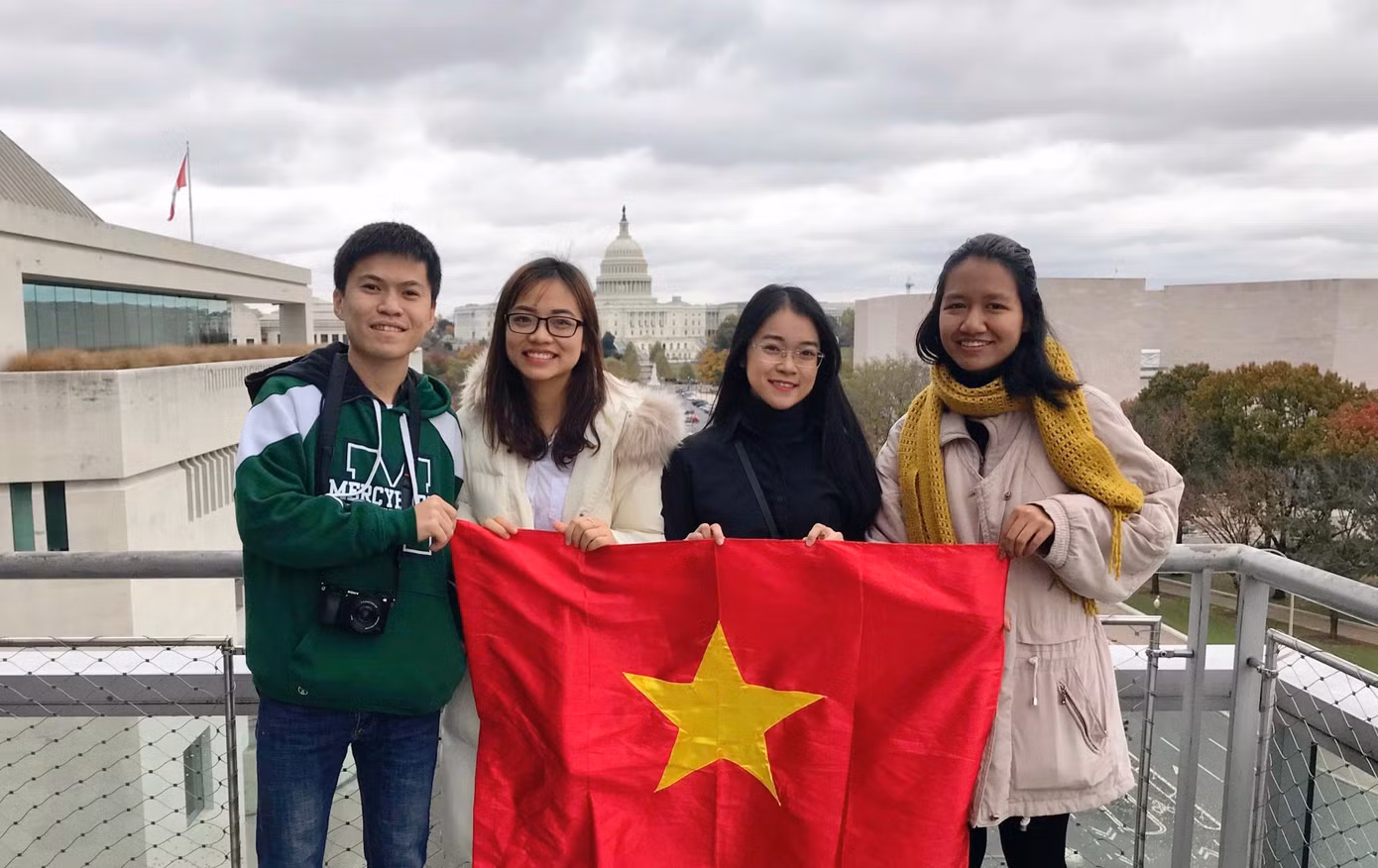 Thư (thứ hai từ phải sang) luôn tràn đầy nhiệt huyết được chinh phục kiến thức mới.