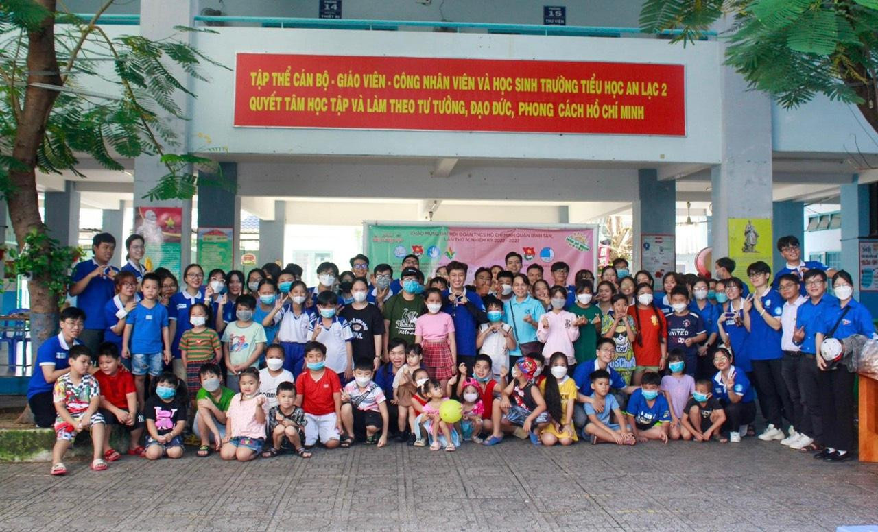 Đội hình các 'chiến sĩ áo xanh' của trường ĐH Y Dược TP. HCM.