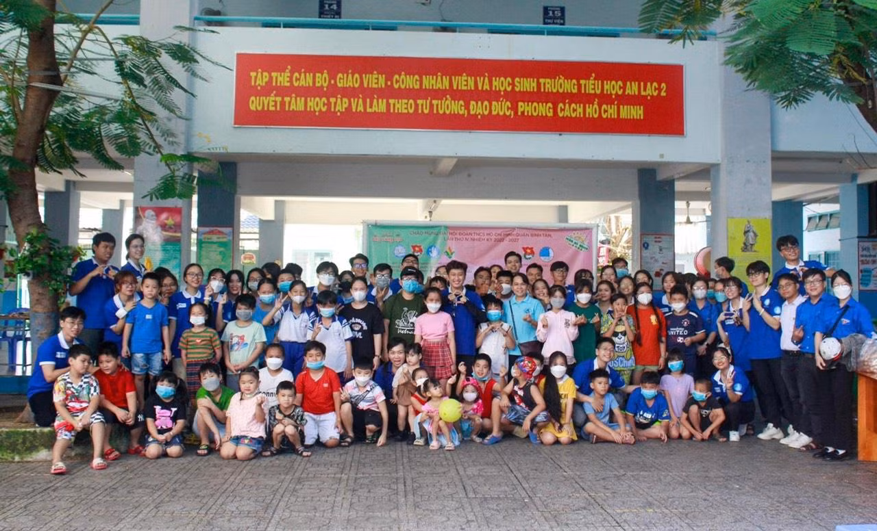 Đội hình các 'chiến sĩ áo xanh' của trường ĐH Y Dược TP. HCM.