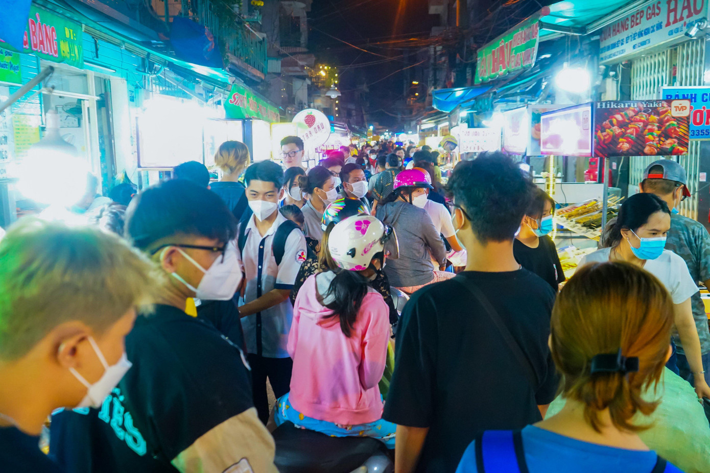 Do ngày 16/2 là ngày chính thức nhiều trường đại học trên địa bàn TP. HCM mở cửa đón sinh viên quay trở lại trường học tập trực tiếp sau thời gian dài nghỉ dịch. Vì vậy số lượng thực khách trẻ đến phố ẩm thực Hồ Thị Kỷ cũng đột ngột tăng cao hơn so với các ngày trước. Do ngày 16/2 là ngày chính thức nhiều trường đại học trên địa bàn TP. HCM mở cửa đón sinh viên quay trở lại trường học tập trực tiếp sau thời gian dài nghỉ dịch. Vì vậy số lượng thực khách trẻ đến phố ẩm thực Hồ Thị Kỷ cũng đột ngột tăng cao hơn so với các ngày trước.