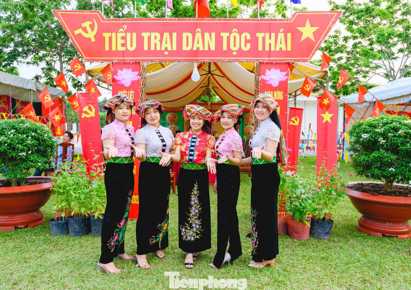 Cách đây hơn 5 năm, khi còn học tại Trường Phổ thông Dân tộc Nội trú tỉnh Tây Ninh, Trang đã thành lập CLB Thanh thiếu nhi Dân tộc Thái. CLB hiện có 32 thành viên, trong đó có nhiều bạn là học sinh, sinh viên. Để tăng sự hấp dẫn cho CLB, Trang tổ chức đa dạng các buổi sinh hoạt định kỳ để phổ biến các kiến thức về văn hóa dân tộc Thái, tổ chức dạy múa Xòe…