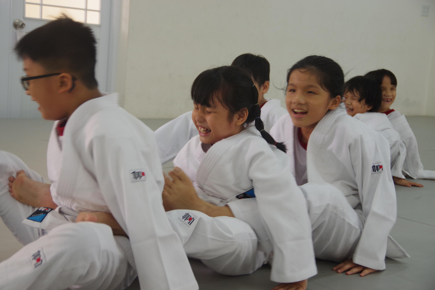 Lớp học của thầy luôn đầy ắp tiếng cười.