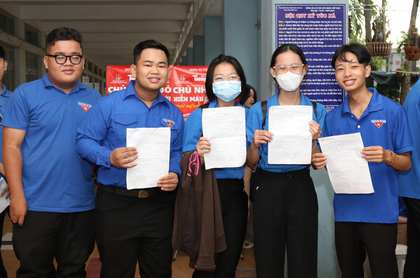 Người tham gia hiến máu được kiểm tra sức khỏe để đảm bảo điều kiện hiến máu và số lượng máu phù hợp. Người tham gia hiến máu được kiểm tra sức khỏe để đảm bảo điều kiện hiến máu và số lượng máu phù hợp.