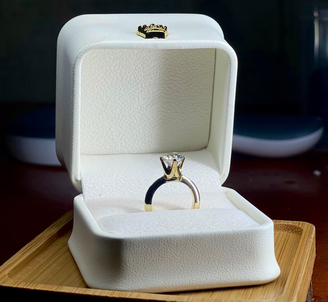 Chiếc nhẫn làm từ vòi nước, được Đạt đính kết kim cương thật, dành tặng mẹ.