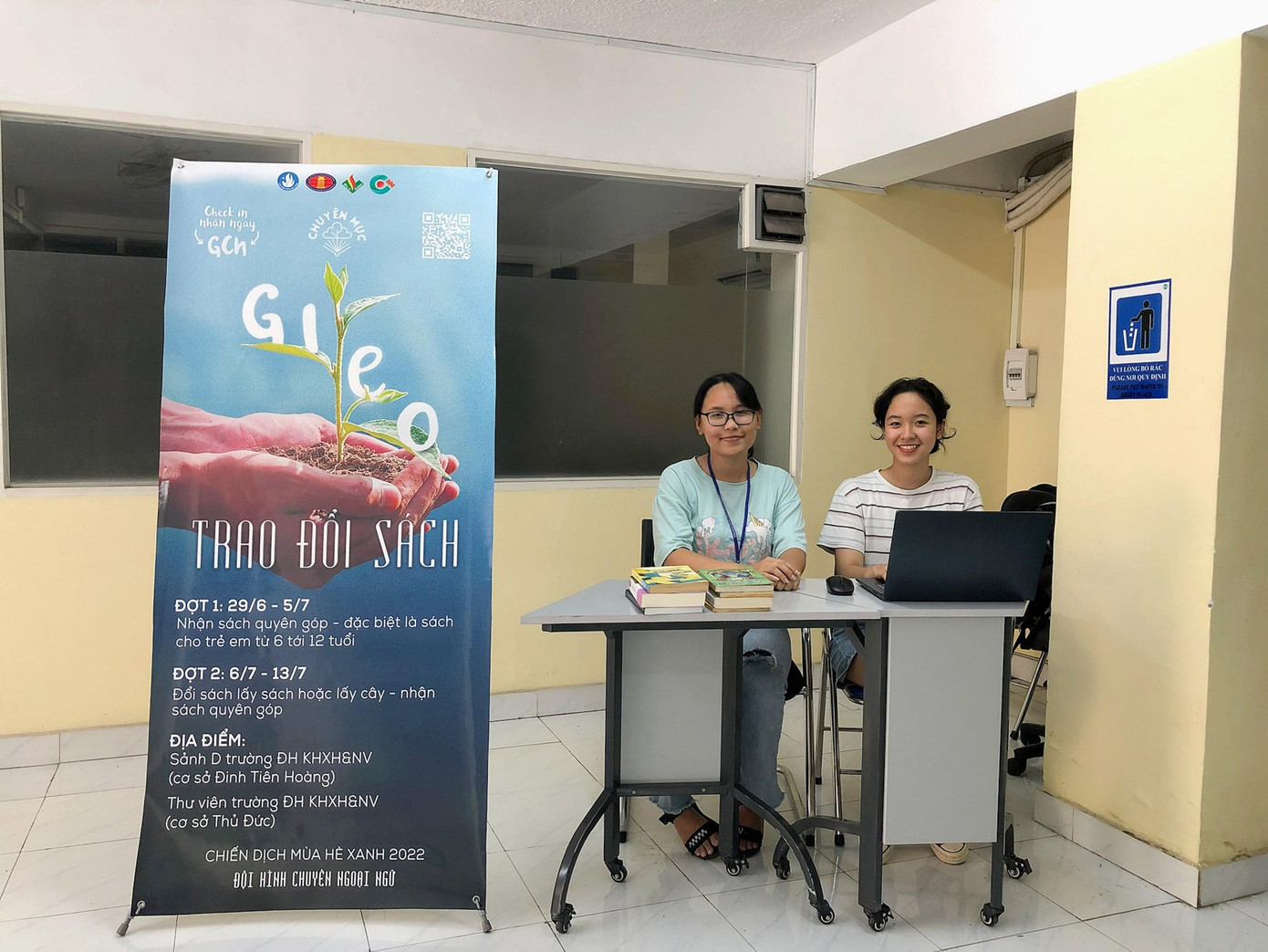 Điểm nhận sách truyện quyên góp của chương trình “Gieo” thuộc Đội hình chuyên 'Ngoại ngữ'. (Ảnh: NVCC)