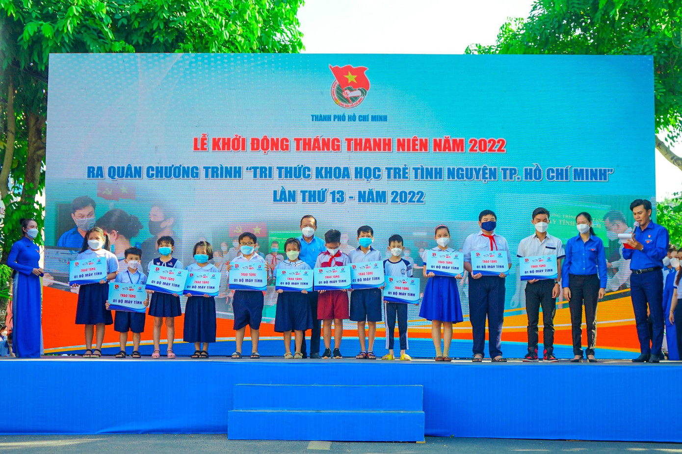 Cũng tại buổi lễ, Ban Tổ chức đã phối hợp với các đơn vị, mạnh thường quân để trao tặng cho hơn 12 em thiếu nhi có hoàn cảnh khó khăn mỗi em một bộ máy tính để phục vụ cho việc giải trí và học tập tại nhà.