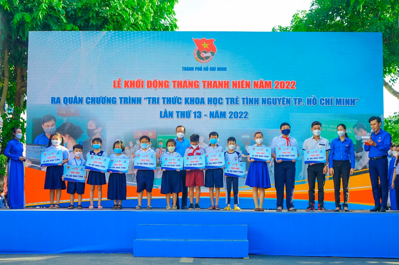 Cũng tại buổi lễ, Ban Tổ chức đã phối hợp với các đơn vị, mạnh thường quân để trao tặng cho hơn 12 em thiếu nhi có hoàn cảnh khó khăn mỗi em một bộ máy tính để phục vụ cho việc giải trí và học tập tại nhà. Cũng tại buổi lễ, Ban Tổ chức đã phối hợp với các đơn vị, mạnh thường quân để trao tặng cho hơn 12 em thiếu nhi có hoàn cảnh khó khăn mỗi em một bộ máy tính để phục vụ cho việc giải trí và học tập tại nhà.