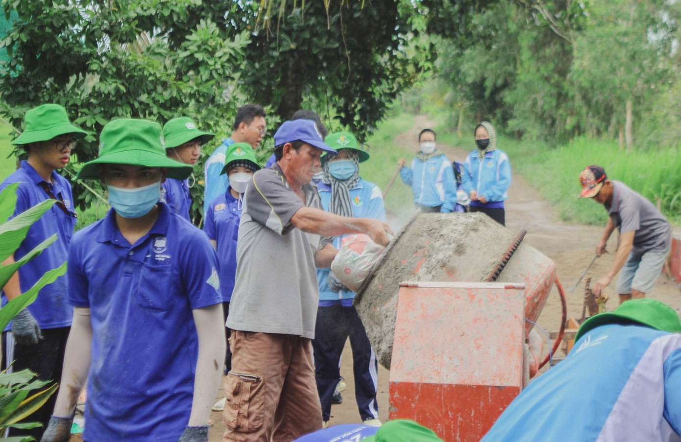 Hoạt động xây cầu của các chiến sĩ Mùa hè xanh UEH. Hoạt động xây cầu của các chiến sĩ Mùa hè xanh UEH.