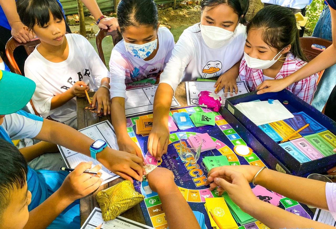 Nâng cao kỹ năng quản trị tài chính qua chơi cờ Be rich và Diamond.