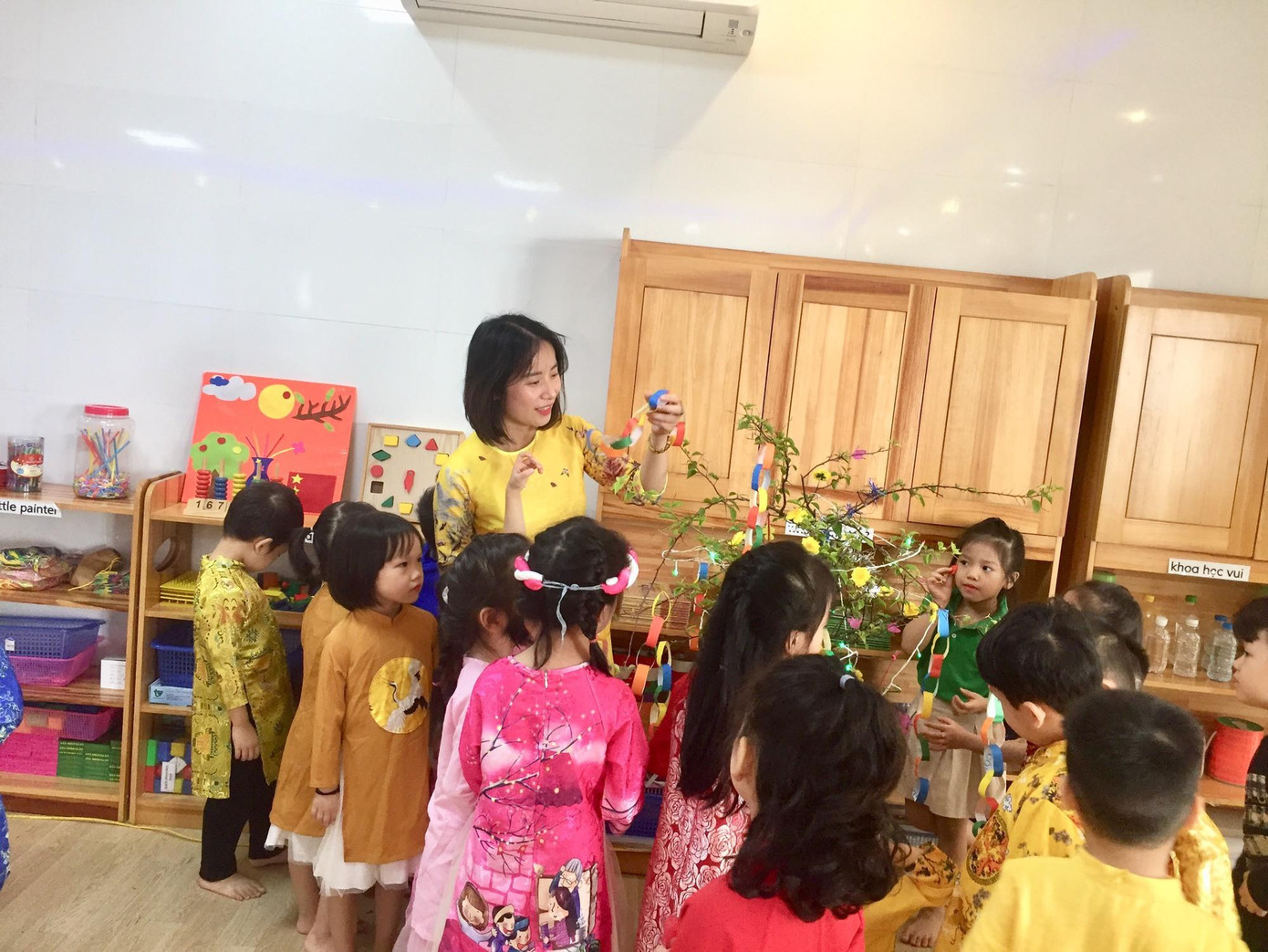 Cô Sen và các học trò.