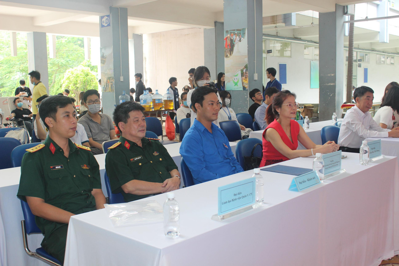 Ngoài đại diện lãnh đạo Trường ĐH Công nghệ Thông tin, đại diện lãnh đạo Bệnh viện Quân Y 175, chương trình còn có sự tham gia của 3 người đẹp: Á hậu 2 Hoa hậu Việt Nam 2016 Huỳnh Thị Thùy Dung; Người mẫu, MC Đào Thị Hà - Top 5 Hoa hậu Việt Nam 2018; Hoa khôi Huỳnh Thúy Vi.