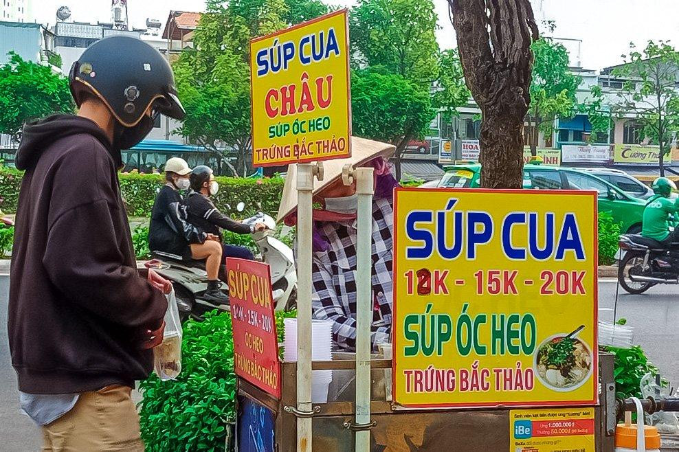 "Tuần trước, giá một ly súp dao động từ 10.000 đồng/ly đến 20.000 đồng/ly, thì bây giờ mình mua thấy giá đã tăng thêm từ 2.000 - 5.000 đồng/ly. Nhưng cũng không sao, vì mình nghĩ đây là quy luật tất yêu của thị trường, quan trọng là mình phải tính toán chi tiêu cho hợp lý", một sinh viên trường ĐH Công nghệ TP. HCM chia sẻ.