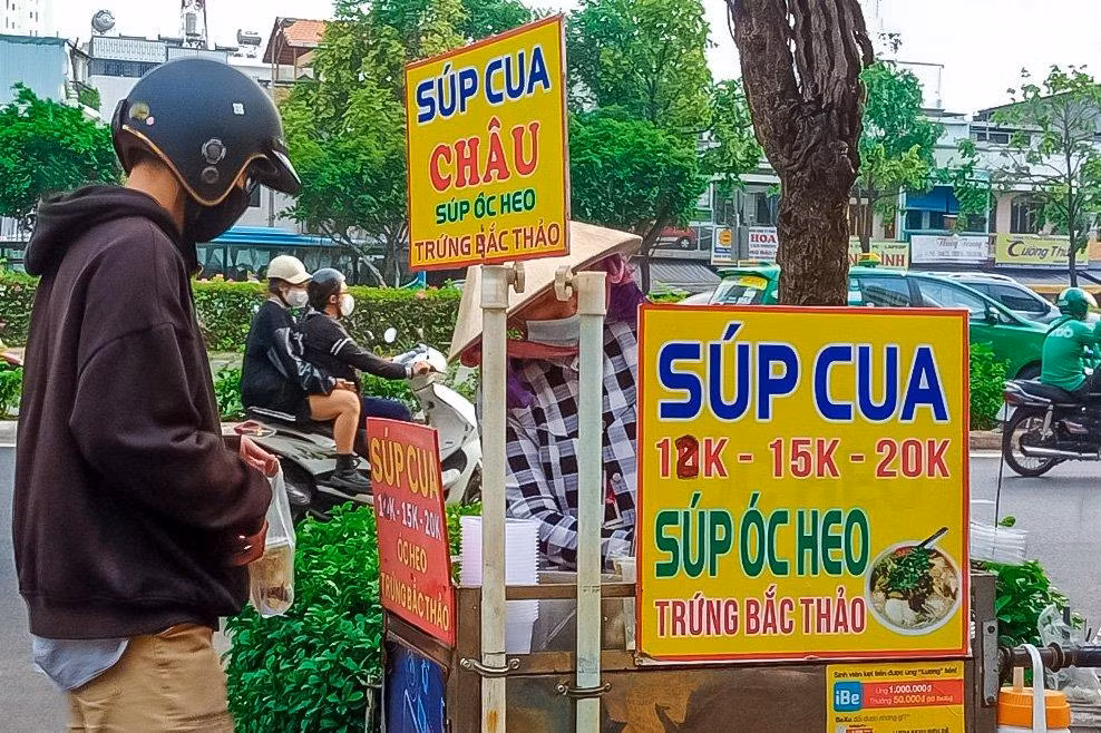 "Tuần trước, giá một ly súp dao động từ 10.000 đồng/ly đến 20.000 đồng/ly, thì bây giờ mình mua thấy giá đã tăng thêm từ 2.000 - 5.000 đồng/ly. Nhưng cũng không sao, vì mình nghĩ đây là quy luật tất yêu của thị trường, quan trọng là mình phải tính toán chi tiêu cho hợp lý", một sinh viên trường ĐH Công nghệ TP. HCM chia sẻ.