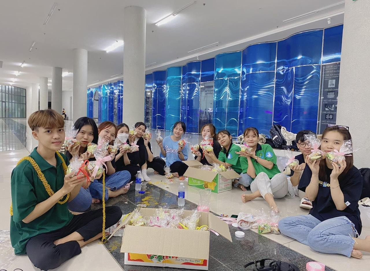 Các tình nguyện viên CLB Phông Xanh gói những phần quà cho chương trình Trung Thu sắp tới.