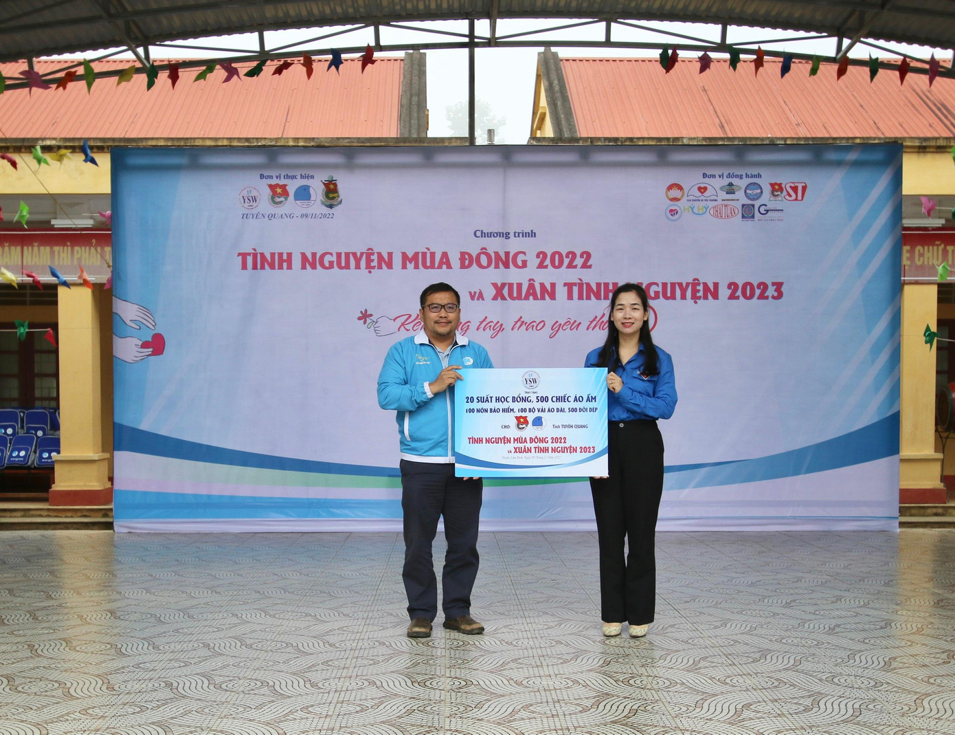 Giám đốc Trung tâm Công tác Xã hội thanh thiếu niên Việt Nam và Bí thư Tỉnh Đoàn Tuyên Quang. Giám đốc Trung tâm Công tác Xã hội thanh thiếu niên Việt Nam và Bí thư Tỉnh Đoàn Tuyên Quang.