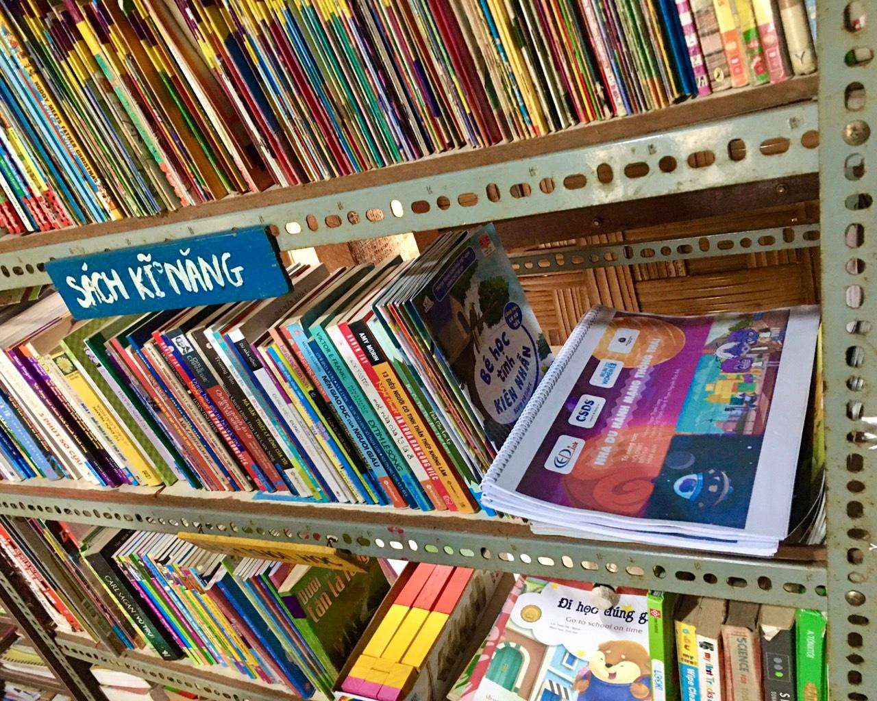 Những đầu sách của thư viện cộng đồng do Đức Anh và Thanh Hiền thành lập. Những đầu sách của thư viện cộng đồng do Đức Anh và Thanh Hiền thành lập.