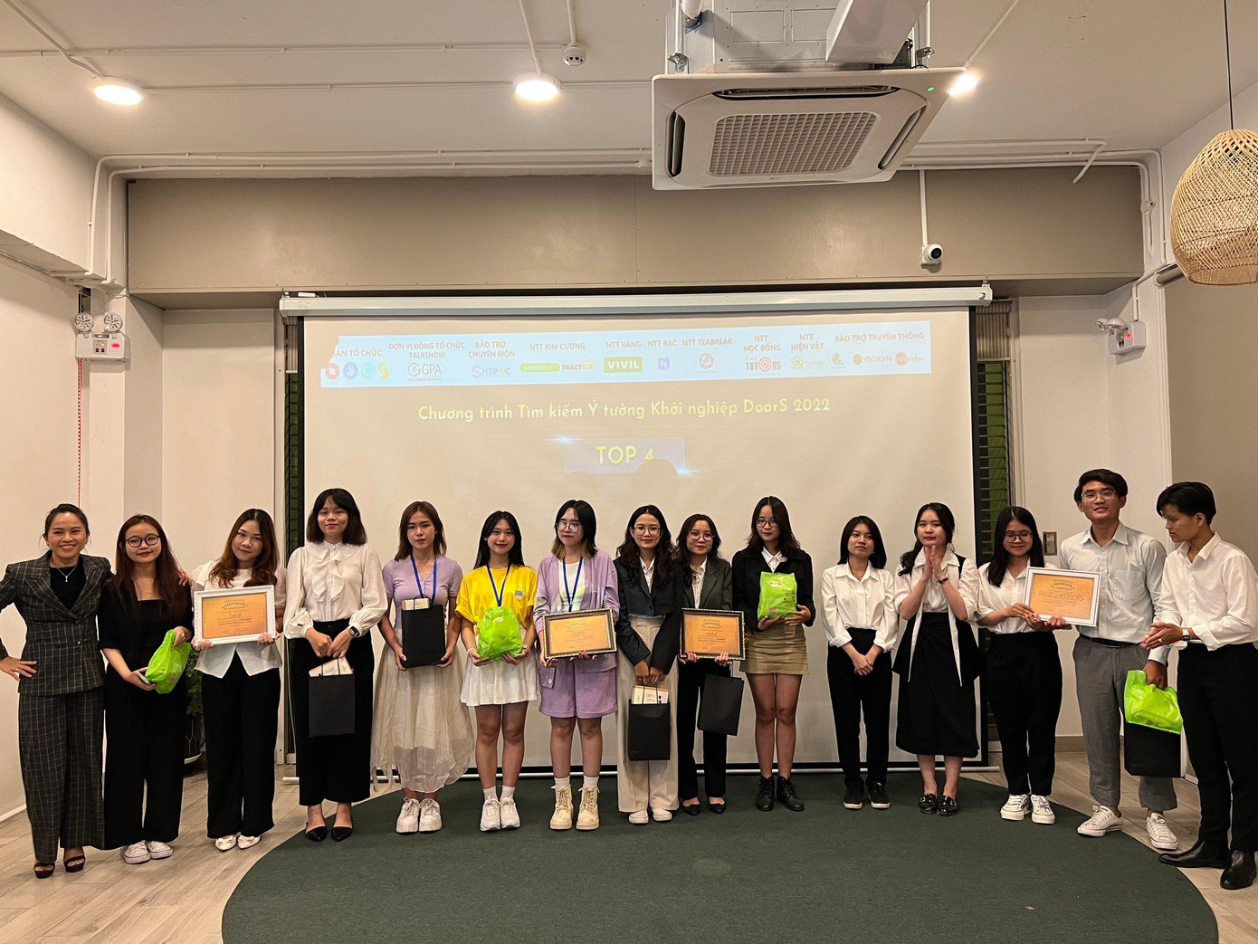Top 4 của chương trình “Tìm kiếm ý tưởng khởi nghiệp DOORS” năm nay. Top 4 của chương trình “Tìm kiếm ý tưởng khởi nghiệp DOORS” năm nay.