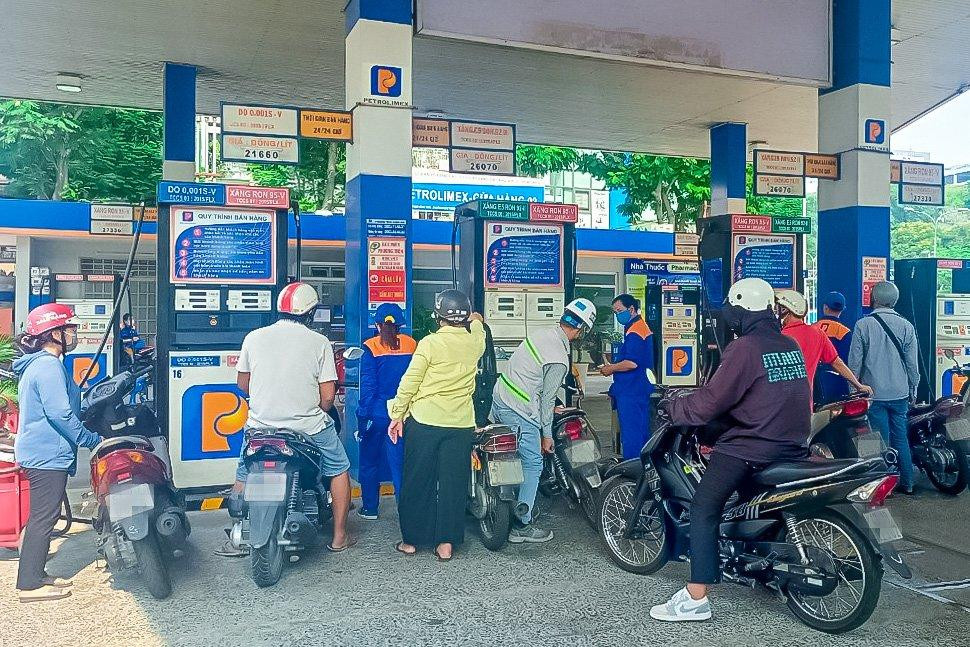 Tại cây xăng Petrolimex trên đường đường Phạm Hồng Thái (P. Bến Thành, Q. 1) ngày 12/3, khung cảnh nhiều bạn trẻ là sinh viên của các trường đại học vẫn đến đổ xăng đông trong dòng người cùng vào cây xăng.