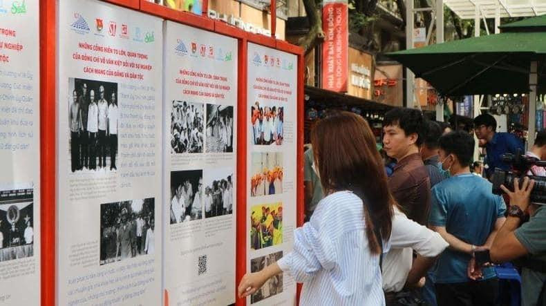 Nhiều bạn trẻ đến xem triển lãm ảnh về cố Thủ tướng Võ Văn Kiệt.