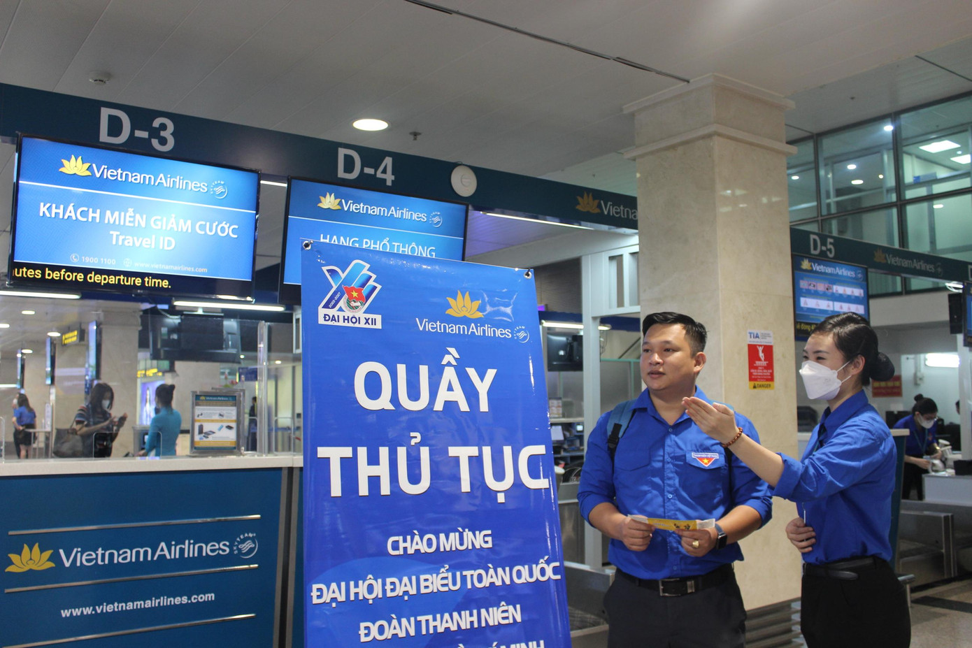 Sau khi đại biểu làm thủ tục xong thì nhân viên tại sân bay Tân Sơn Nhất hướng dẫn qua khu vực chờ để kiểm tra an ninh.